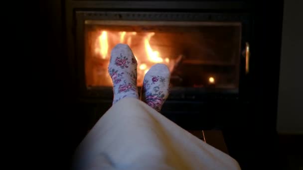 Женские Ноги Теплых Носках Камина — стоковое видео