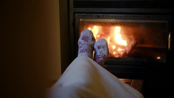 Şöminenin Yanında Çorap Giymiş Kadın Ayakları — Stok video