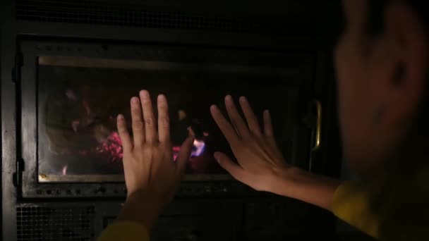 Mulher Aquecendo Mãos Perto Lareira — Vídeo de Stock