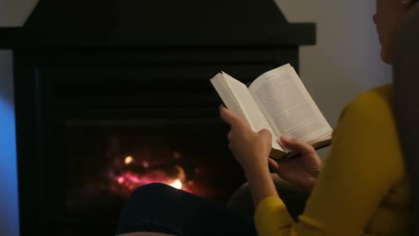 Kobieta Czytanie Książki Kominku — Wideo stockowe