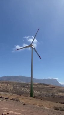 Dağlarda rüzgar türbini