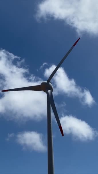 Windturbine Bergen — Stockvideo
