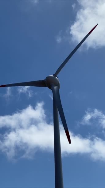 Turbina Wiatrowa Tle Błękitnego Nieba — Wideo stockowe