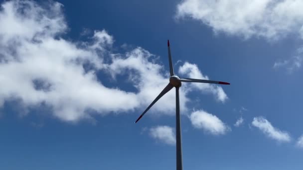 Windturbine Blauwe Lucht Achtergrond — Stockvideo