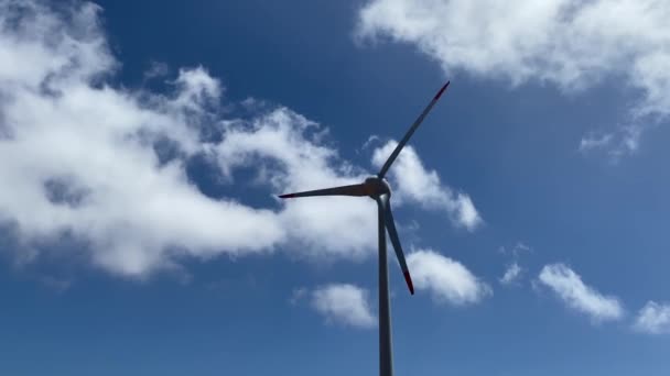 Windturbine Blauwe Lucht Achtergrond — Stockvideo