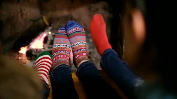 Діти Теплих Шкарпетках Сидять Біля Каміна — стокове відео