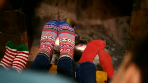 Дети Теплых Носках Сидят Камина — стоковое видео