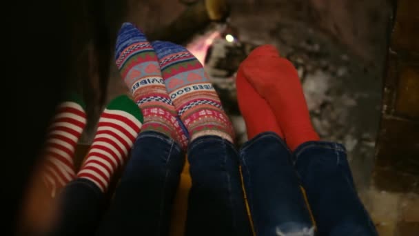 穿着保暖袜子坐在壁炉边的孩子 — 图库视频影像