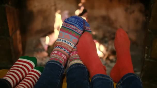 Kinderen Warme Sokken Zitten Bij Open Haard — Stockvideo