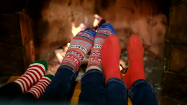穿着保暖袜子坐在壁炉边的孩子 — 图库视频影像