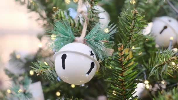 Sinos Decorações Natal Uma Árvore Natal — Vídeo de Stock