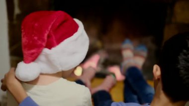 Çocuklar Noel 'i şömineyle kutluyor.