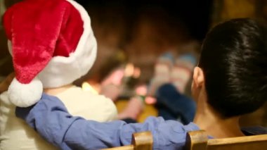 Çocuklar Noel 'i şömineyle kutluyor.
