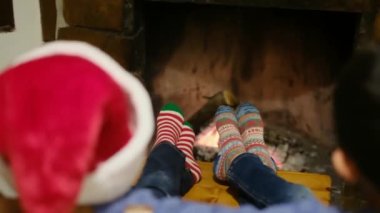 Çocuklar Noel 'i şömineyle kutluyor.