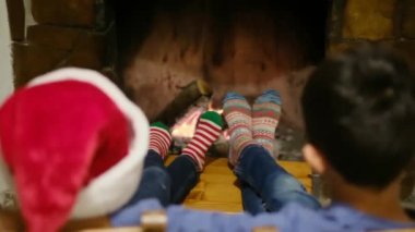 Çocuklar Noel 'i şömineyle kutluyor.