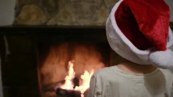 Αγόρι Santa Claus Καπέλο Κοντά Στο Τζάκι — Αρχείο Βίντεο