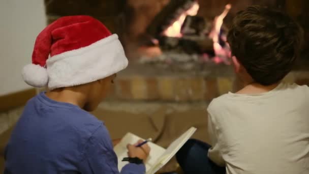Çocuklar Noel Şömineyle Kutluyor Çocuk Noel Baba Mektup Yazıyor — Stok video