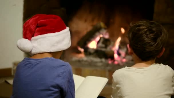 Niños Celebrando Navidad Junto Chimenea Chico Escribiendo Carta Santa — Vídeos de Stock