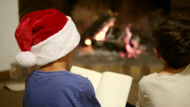 Dzieci Świętują Boże Narodzenie Przy Kominku Chłopiec Piszący List Mikołaja — Wideo stockowe