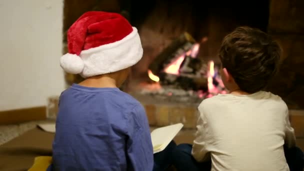 Niños Celebrando Navidad Junto Chimenea Chico Escribiendo Carta Santa — Vídeo de stock