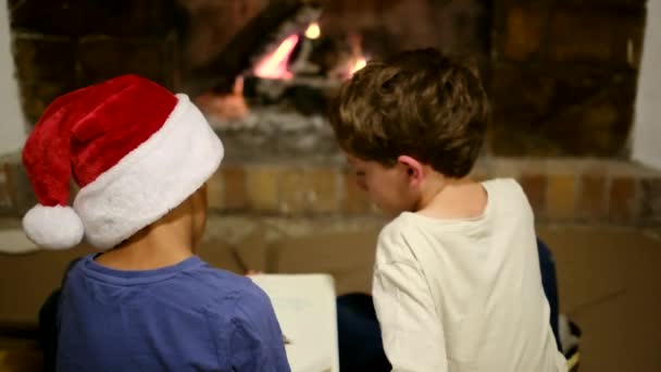 Дети Празднуют Рождество Камина Мальчик Пишет Письмо Санте — стоковое видео