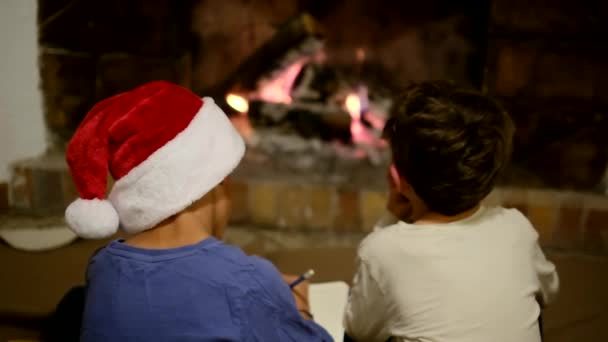 Niños Celebrando Navidad Junto Chimenea Chico Escribiendo Carta Santa — Vídeos de Stock