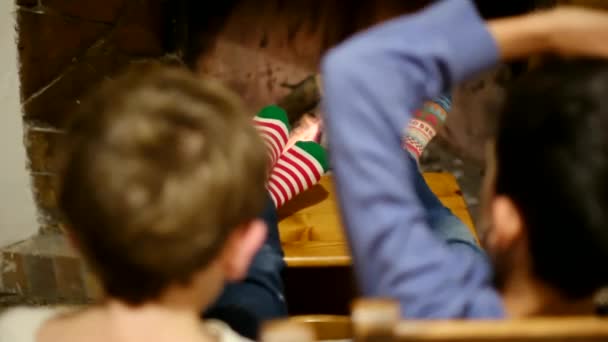 Çocuklar Şöminenin Yanında Oturuyor — Stok video