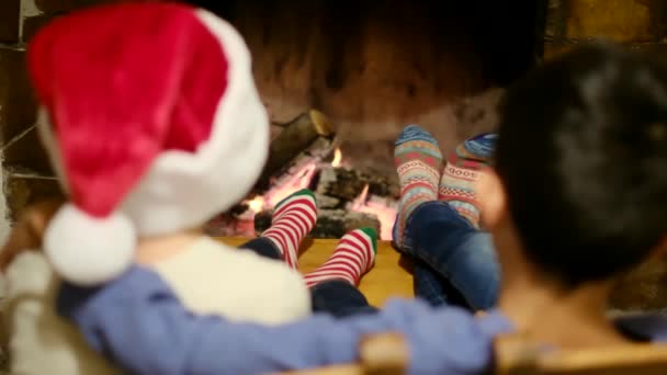 Niños Celebrando Navidad Junto Chimenea — Vídeo de stock