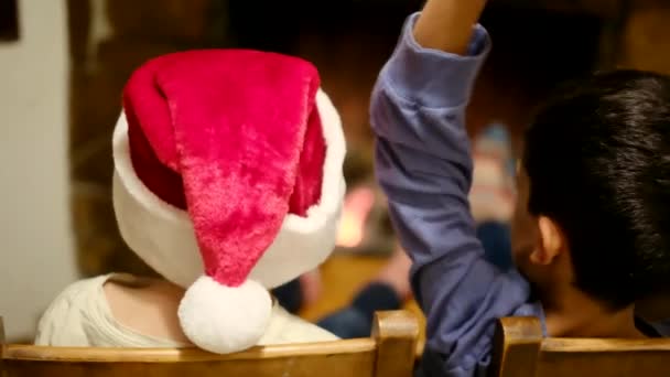 Niños Celebrando Navidad Junto Chimenea — Vídeos de Stock