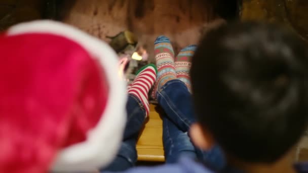孩子们在壁炉边庆祝圣诞节 — 图库视频影像