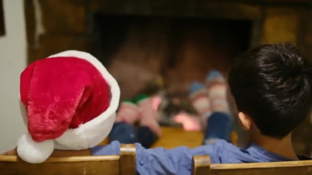 Дети Празднуют Рождество Камина — стоковое видео