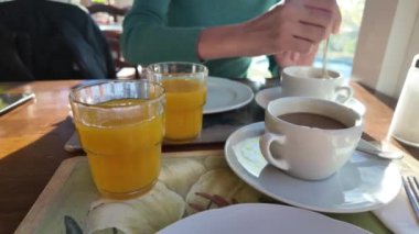 Kafede akıllı telefon kullanan bir kadın.