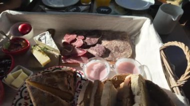 Sabahları kahvaltı yapan bir kadın.