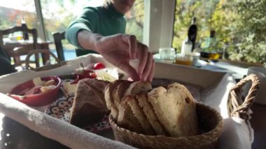 Sabahları kahvaltı yapan bir kadın.