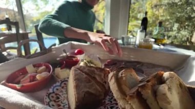 Sabahları kahvaltı yapan bir kadın.