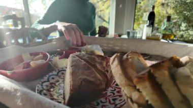 Sabahları kahvaltı yapan bir kadın.