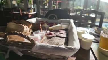 Güneşli bir sabah kahvaltısı.