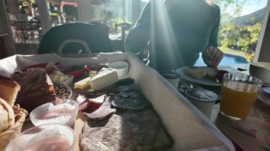 Sabahları kahvaltı yapan bir kadın.