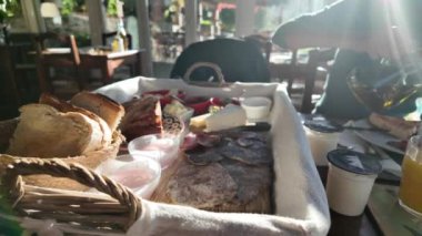 Kadın masada Kahvaltı