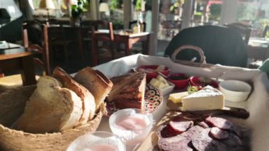 Kadın masada Kahvaltı