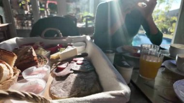 Kadın masada Kahvaltı