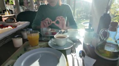 Kadın masada Kahvaltı