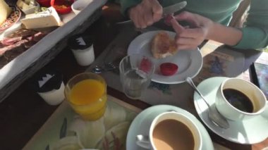 Kadın masada Kahvaltı 