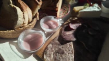 Genç kadın sabah kahvaltı