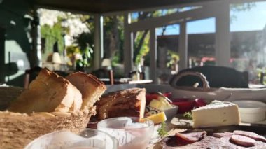 Genç bir kadın sabah kahvaltı yapıyor.