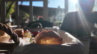 Genç bir kadın sabah kahvaltı yapıyor.