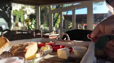 Genç bir kadın sabah kahvaltı yapıyor.