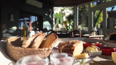 Masada nefis bir kahvaltının yakın çekimi.