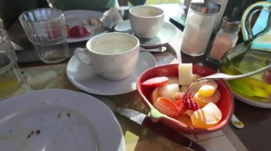 Çatalla meyve alan kişi