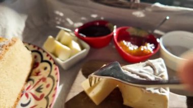 Çatalla peynir alan kişi